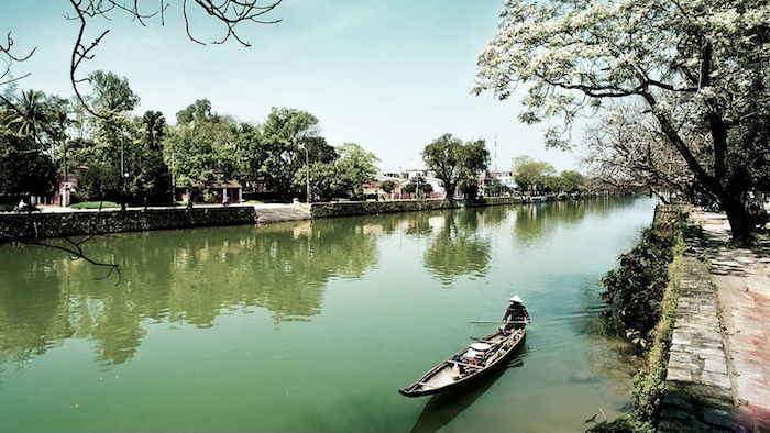 Sông Hương giống như một mảnh lụa hiền hòa bao quanh Huế,uốn qua Kinh thành, Hoàng thành, Tử cấm thành và Đại nội 