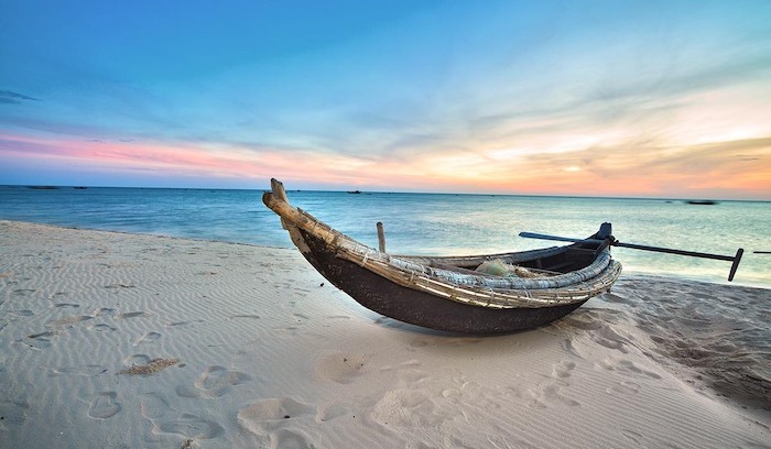 Đến biển Thuận An cùng hoà mình vào những bờ cát trắng mịn trải dài, nước biển trong xanh là một cảm giác tuyệt vời nhất