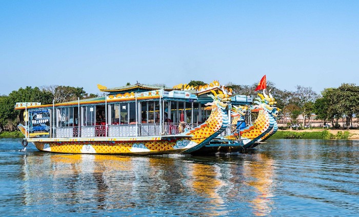 Du thuyền rồng trên dòng sông Hương luôn đem đến cảm giác thư thái và bình yên